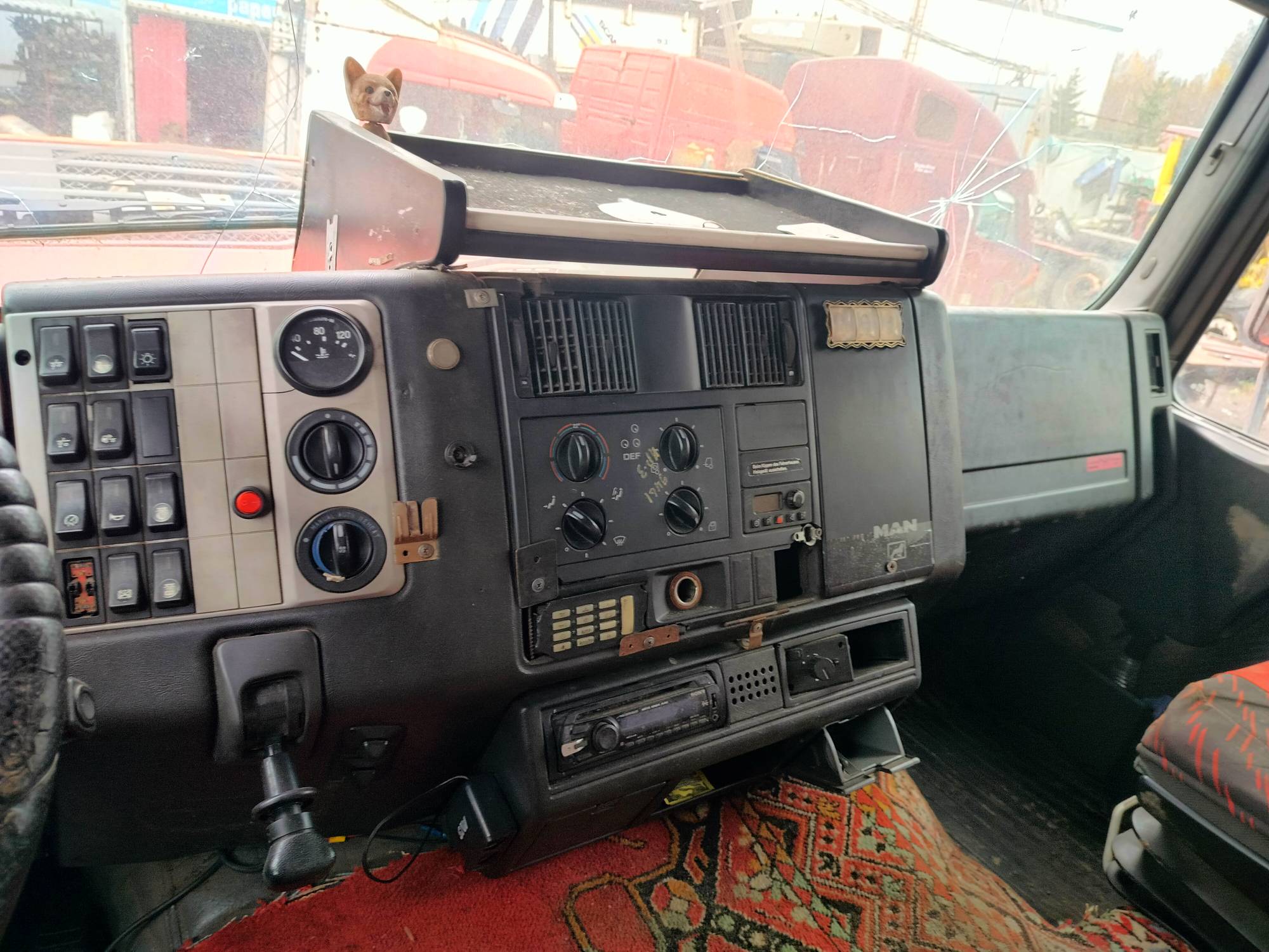 На разборку поступил MAN F2000 2000 г.в. Двигатель D2866LF31 4-х клапанные головки, КПП 16S181 с ретардой, редуктор HY13110 37/12 подвеска рессорная перед, сзади воздух. Кабина высокая, гнилая. Крыша в продаже.